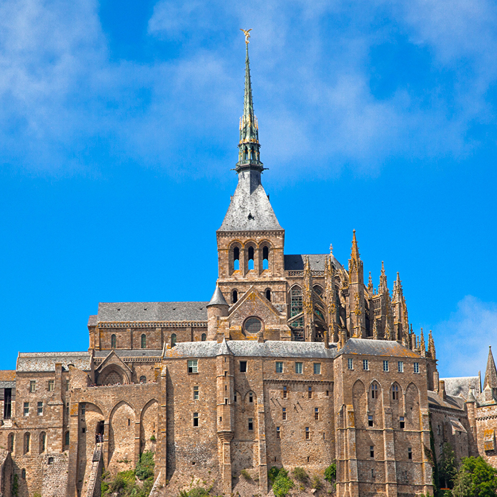 Остров крепость Мон-Сен-Мишель на фоне голубого неба, Франция