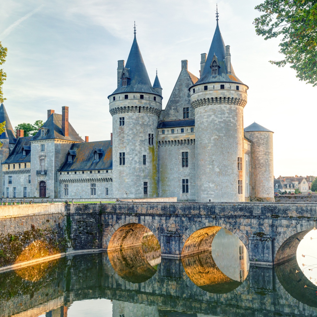 Средневековый замок Сюлли-сюр-Луар, Франция 