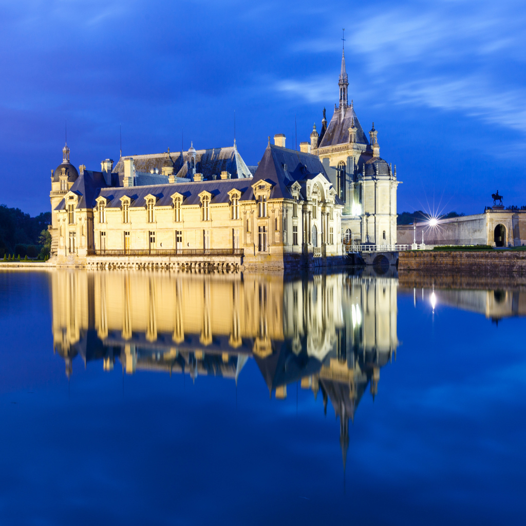 Старинный замок Шантийи отражается в пруду, Франция 