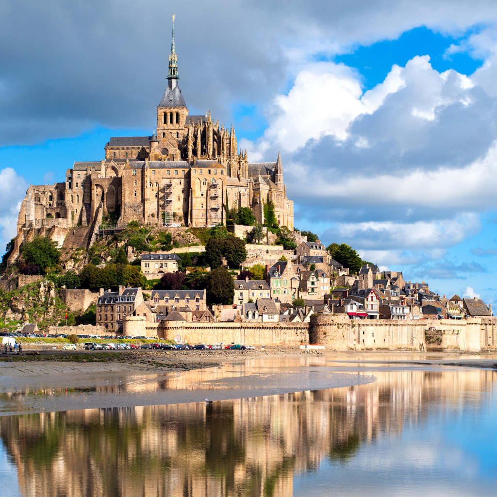 Остров крепость Мон-Сен-Мишель отражается в воде, Франция