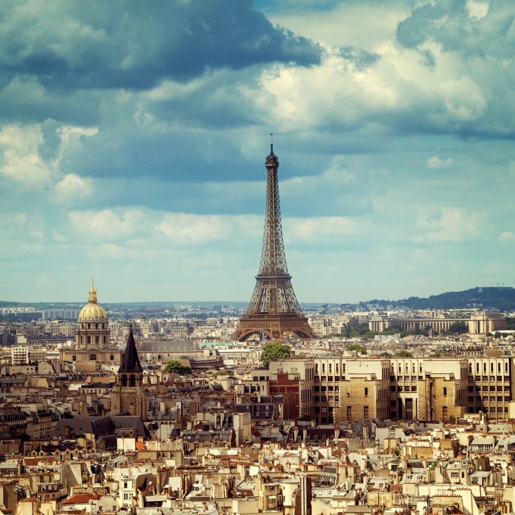 Вид на город Париж и Эйфелеву башню под красивым небом, Франция