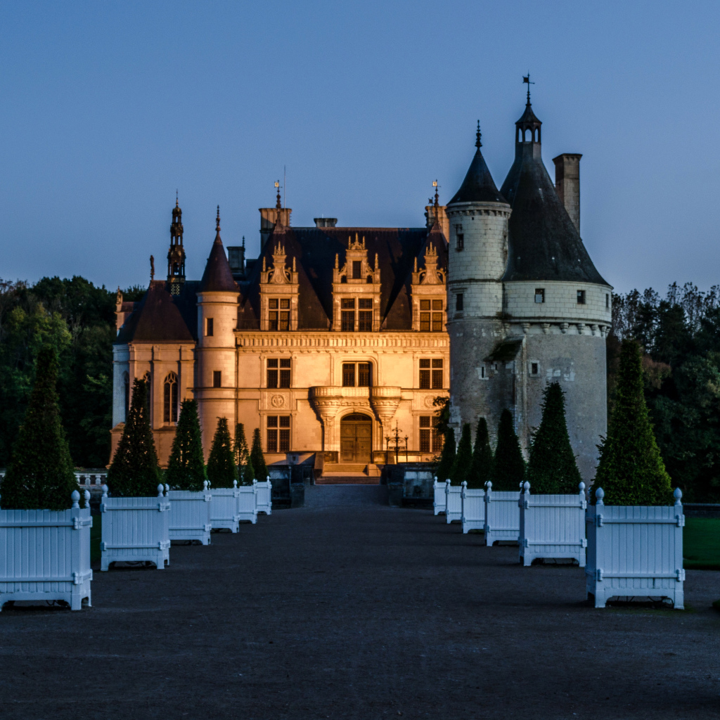 Вид  на вечерний замок Шенонсо, Франция