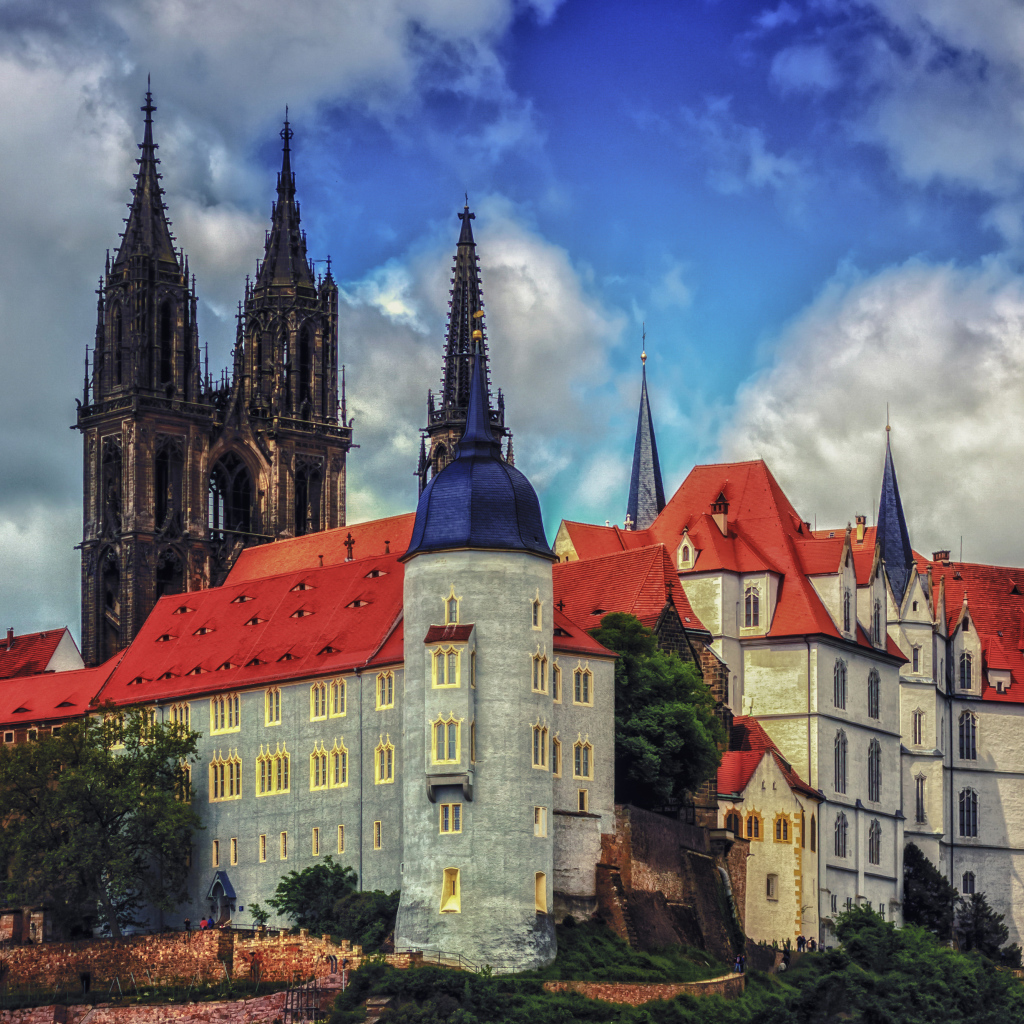 Замок Альбрехтсбург на фоне неба, Германия 