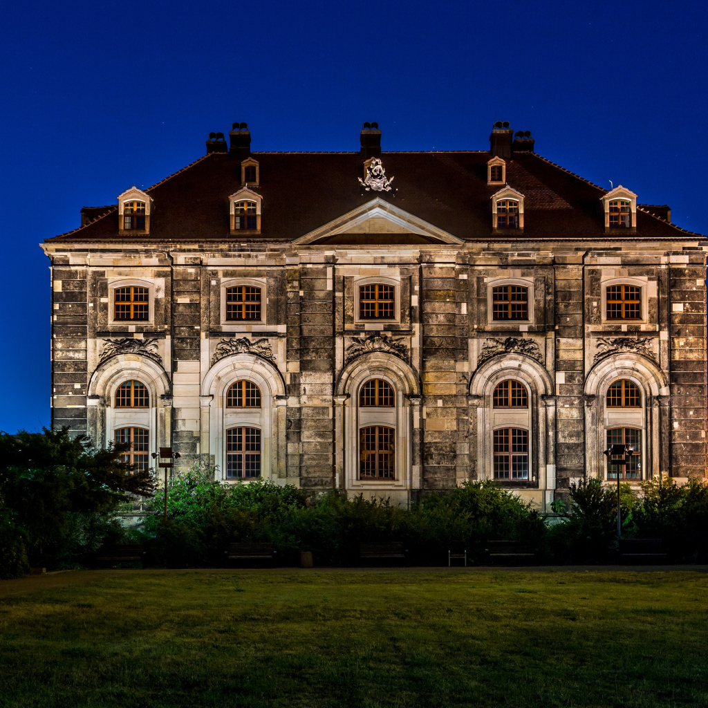 Старинный особняк  ночью, Дрезден. Германия 