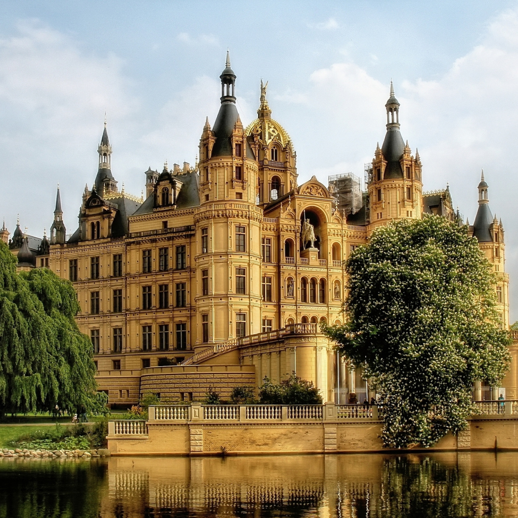 Старинный Шверинский замок у водоема, Шверин, Германия