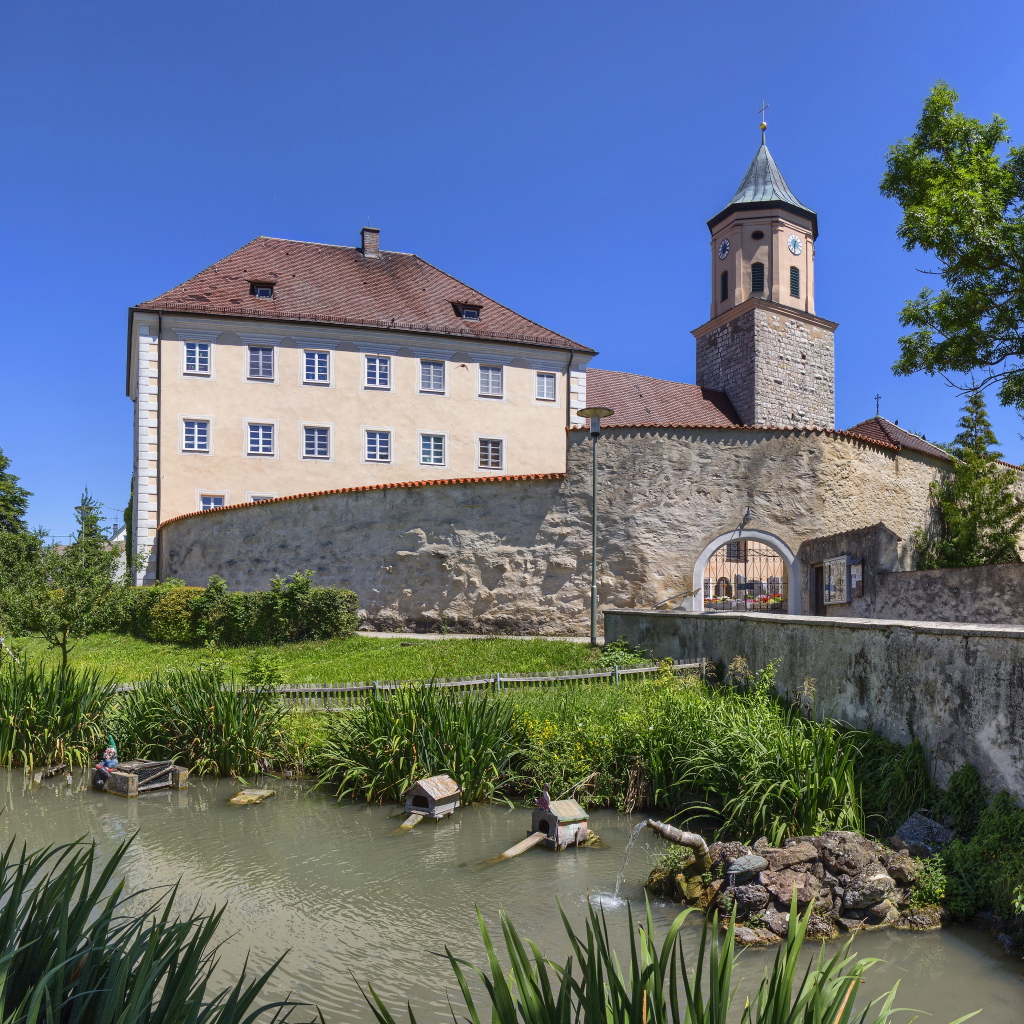 Красивый дом у пруда, Бавария. Германия