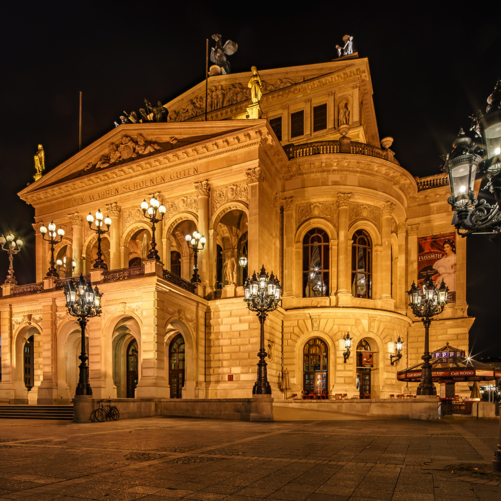 Красивое здание Старой оперы ночью,  Франкфурт-на-Майне, Германия 