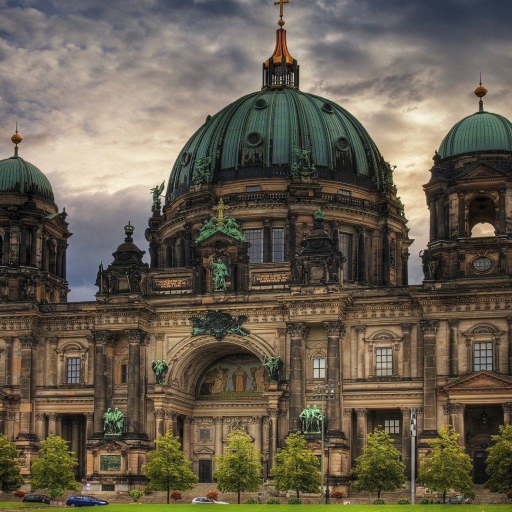 Берлинский кафедральный собор на фоне неба, Германия 