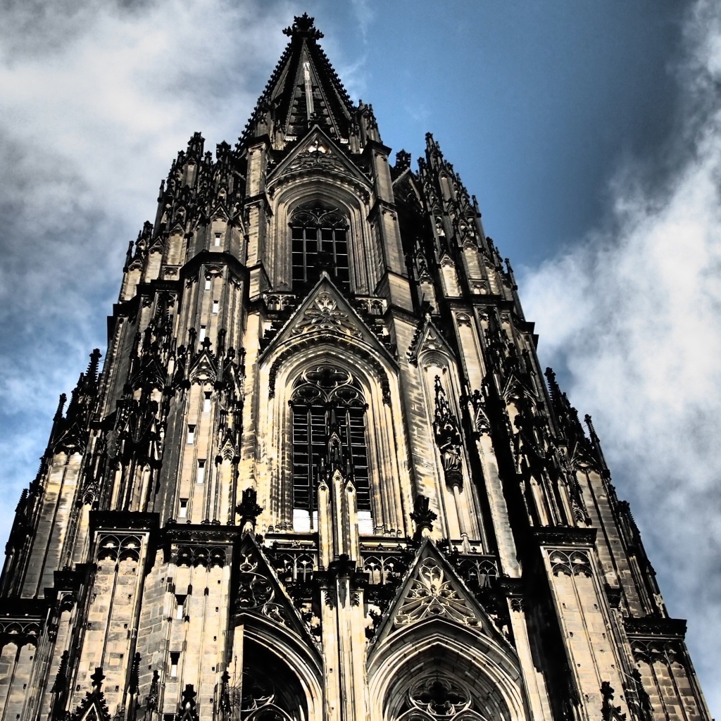 Кельнский собор на фоне красивого неба, Германия