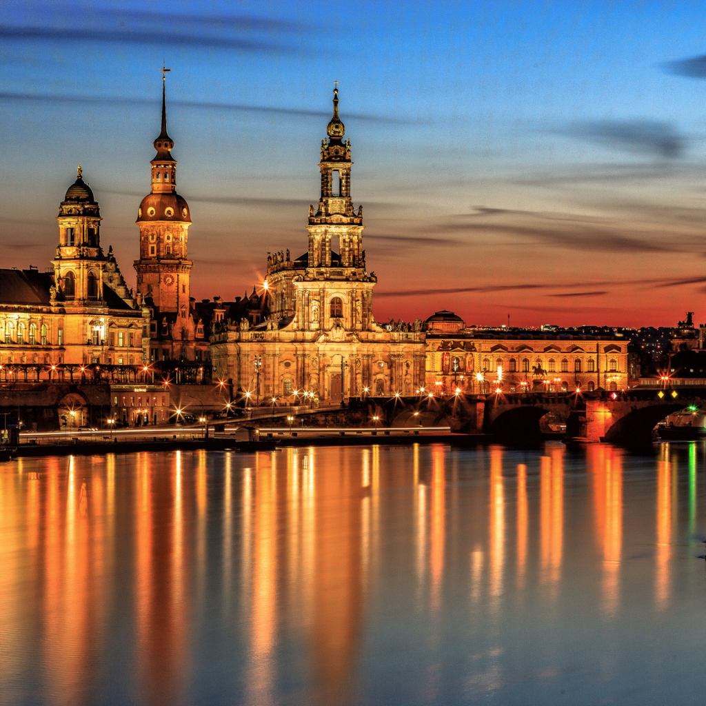 Собор Хофкирхе вечером, Дрезден. Германия 