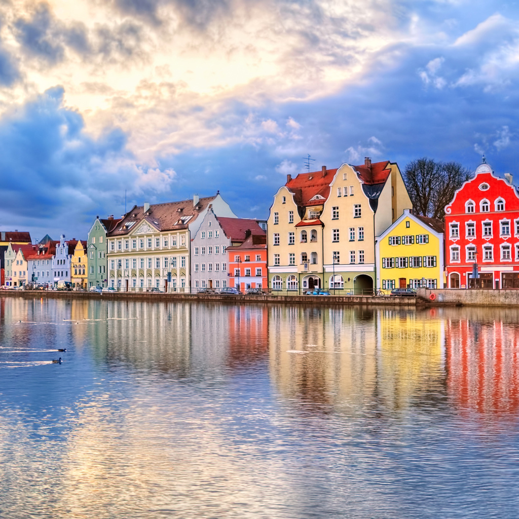 Разноцветные дома на набережной, Германия 