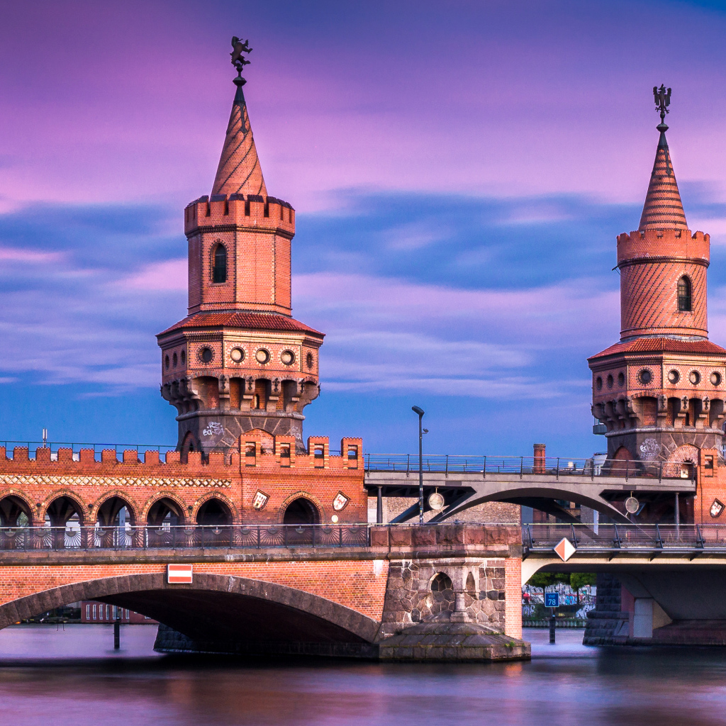 Красный старинный  мост Обербаумбрюкке, Берлин. Германия 