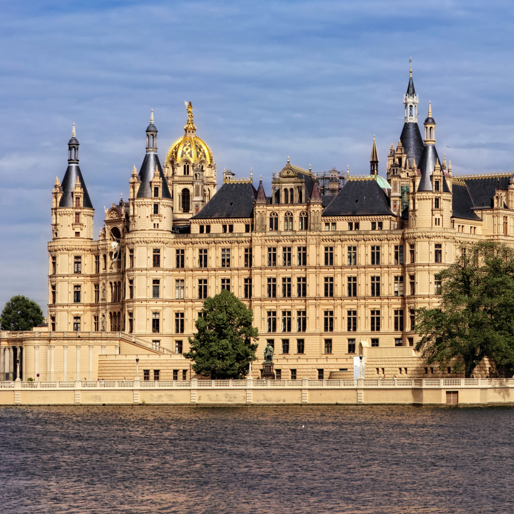 Шверинский замок у озера, Германия  