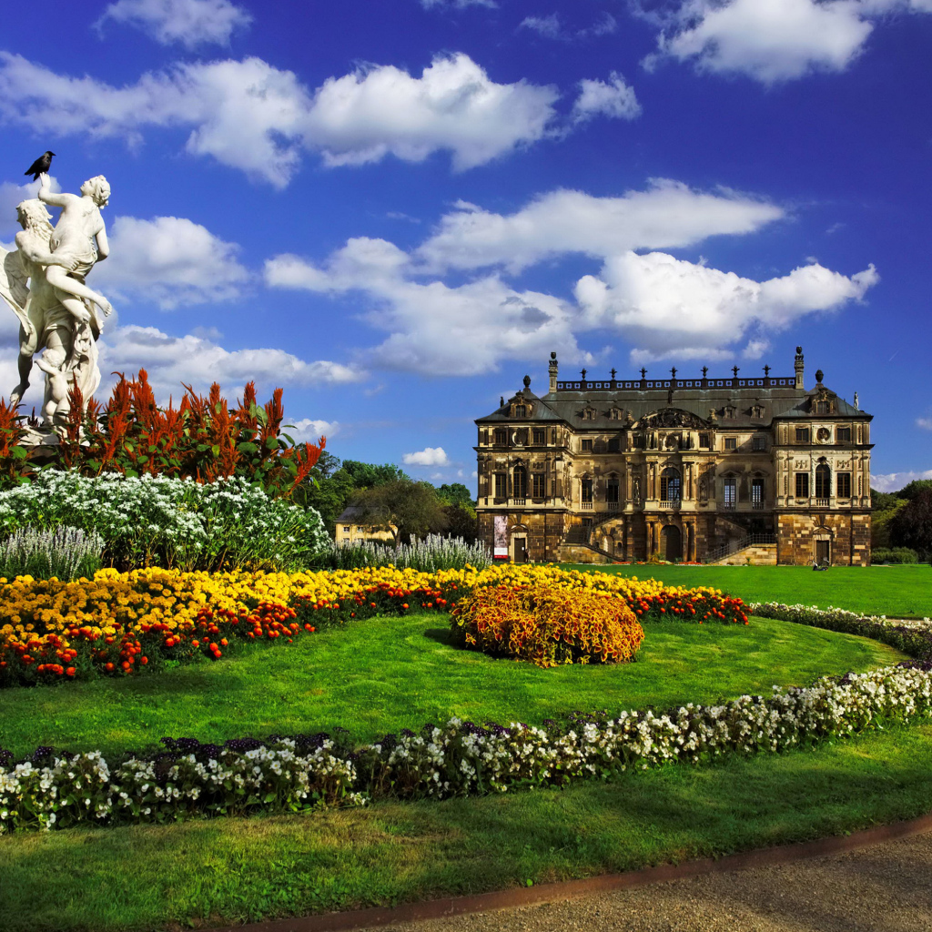 Скульптура и замок в саду Гроссер гартен, Дрезден. Германия 