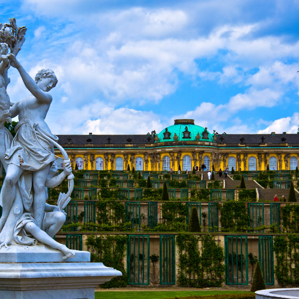 Скульптура у дворца Сан-Суси, Потсдам. Германия 