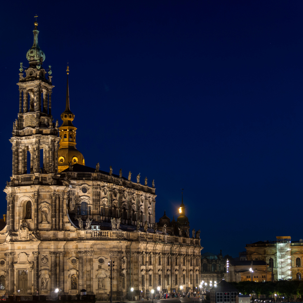Старинный собор Хофкирхе ночью, Дрезден. Германия