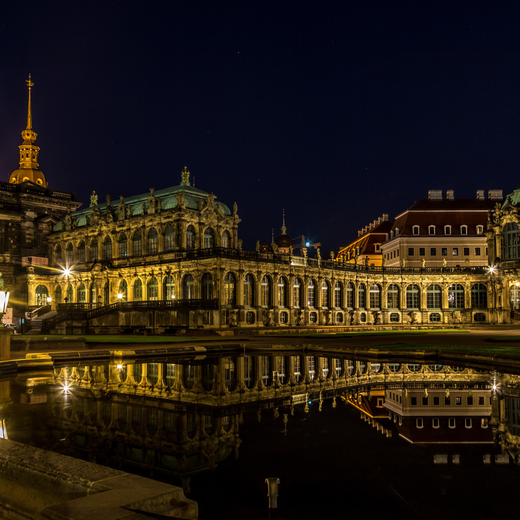 Старинный дворец Цвингер в свете ночных фонарей, Дрезден. Германия 