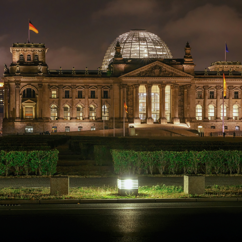 Здание Рейхстага вечером, Берлин, Германия 
