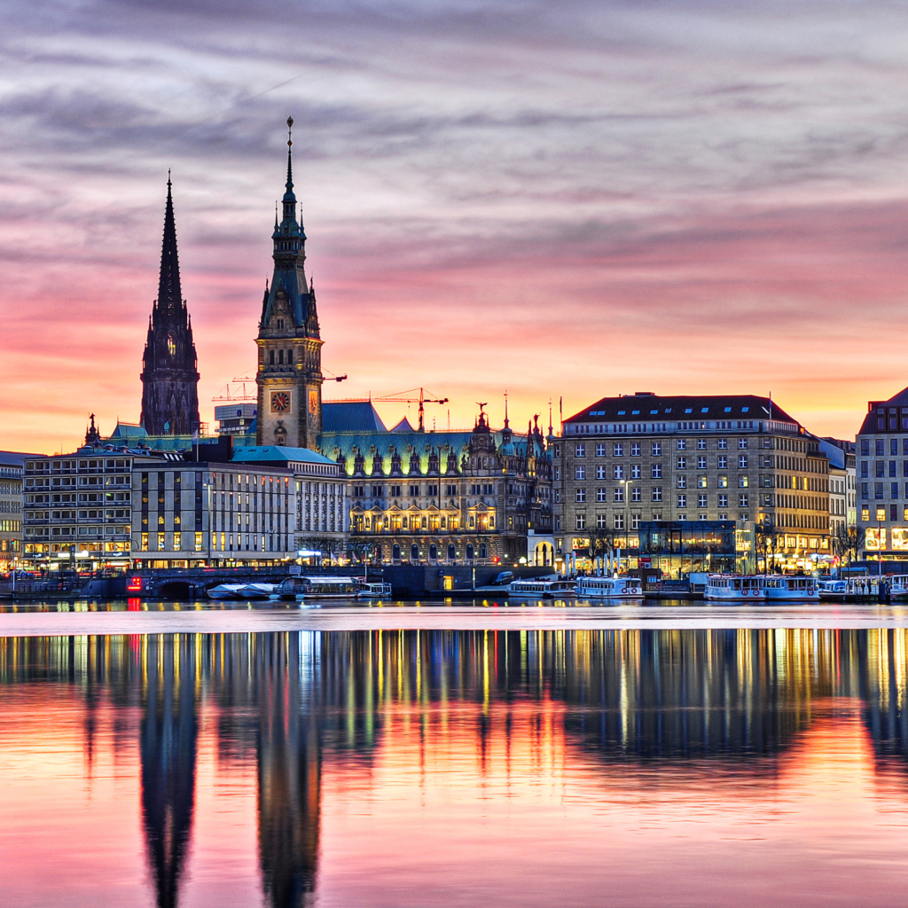 Здания вечернего города Гамбург отражаются в реке,  Германия 