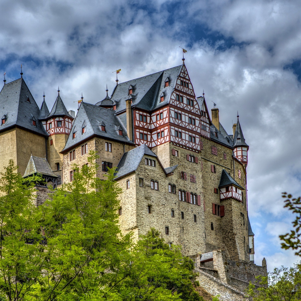 Замок Эльц под красивым голубым небом, Германия