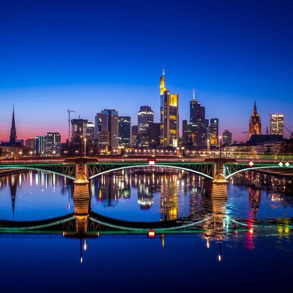 Ночной город Франкфурт отражается в воде, Германия 