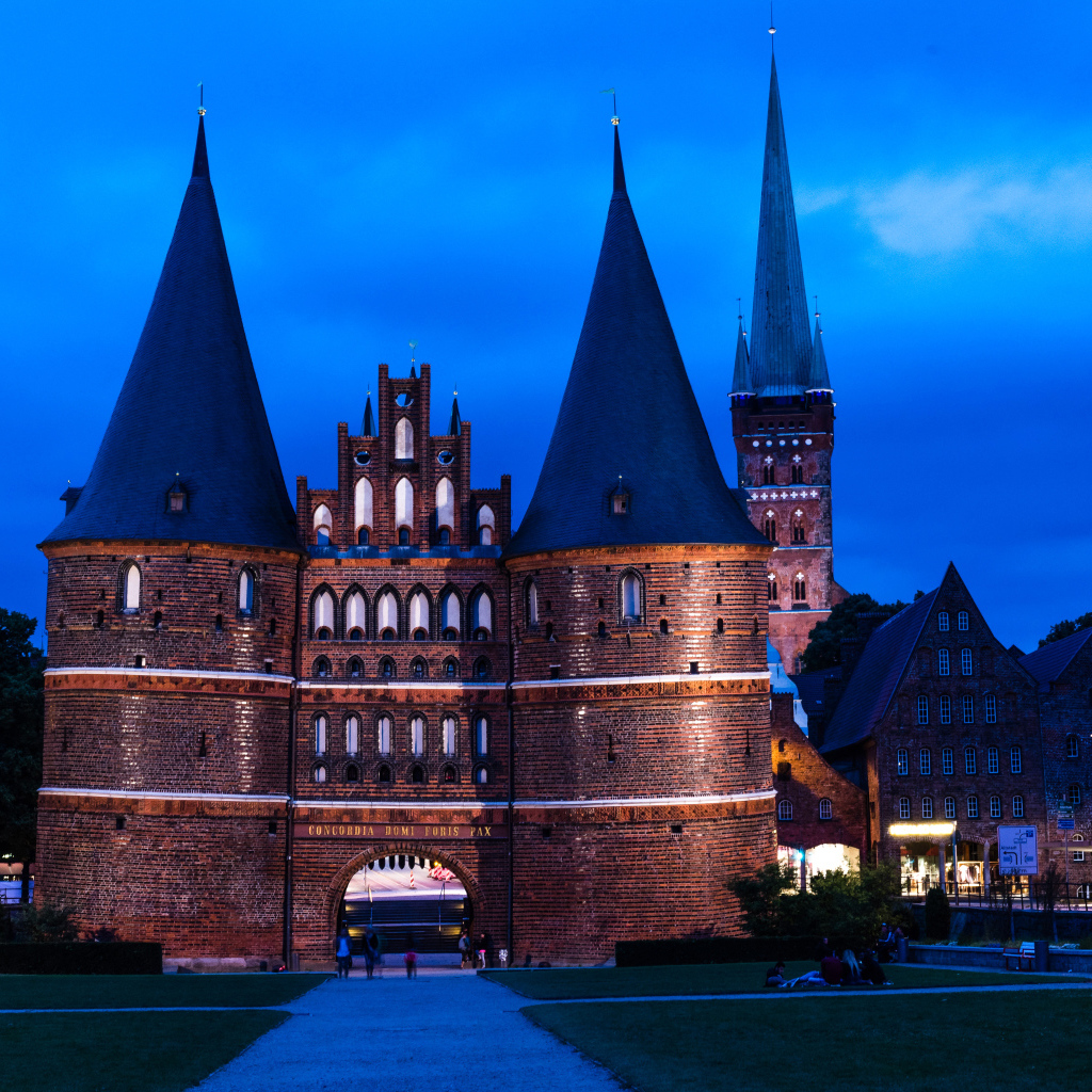 Старинный музей Хольстентор, город Любек. Германия 