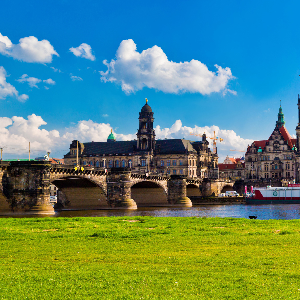 Вид на мост через реку и старинную архитектуру города Дрезден. Германия
