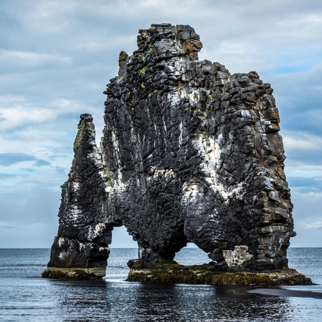 Необычная скала Хвитсеркюр, полуострова Ватнснес. Исландия 