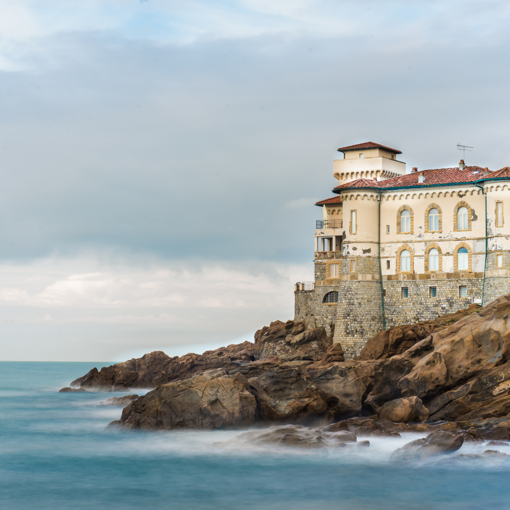 Старинное здание Boccale Castle на побережье, Италия