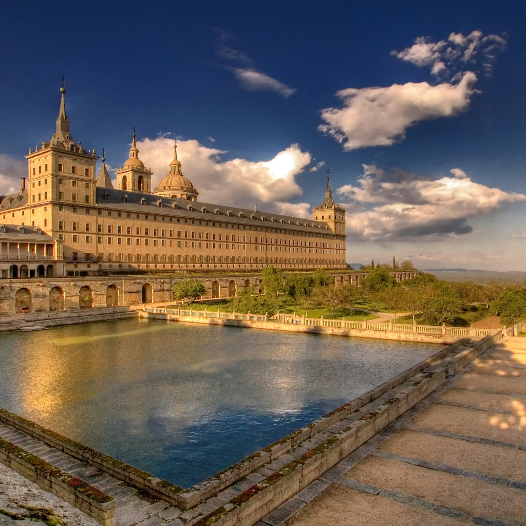 Старинный монастырь Эскориал, Италия 