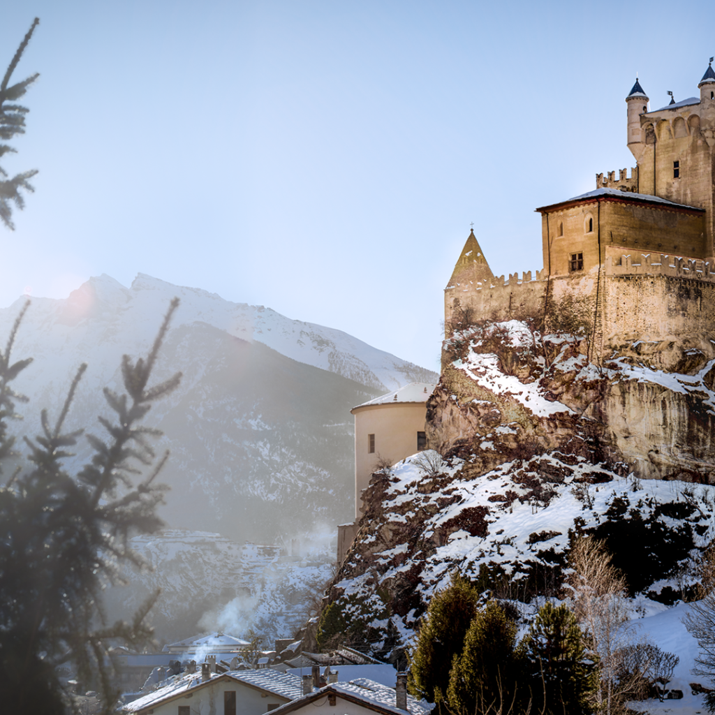 Старинный заснеженный замок Castello di Saint-Pierre, Италия 