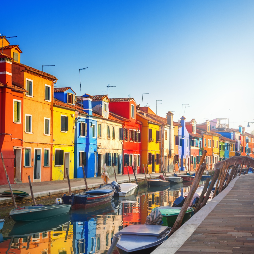 Разноцветные дома у водного канала с лодками, Италия