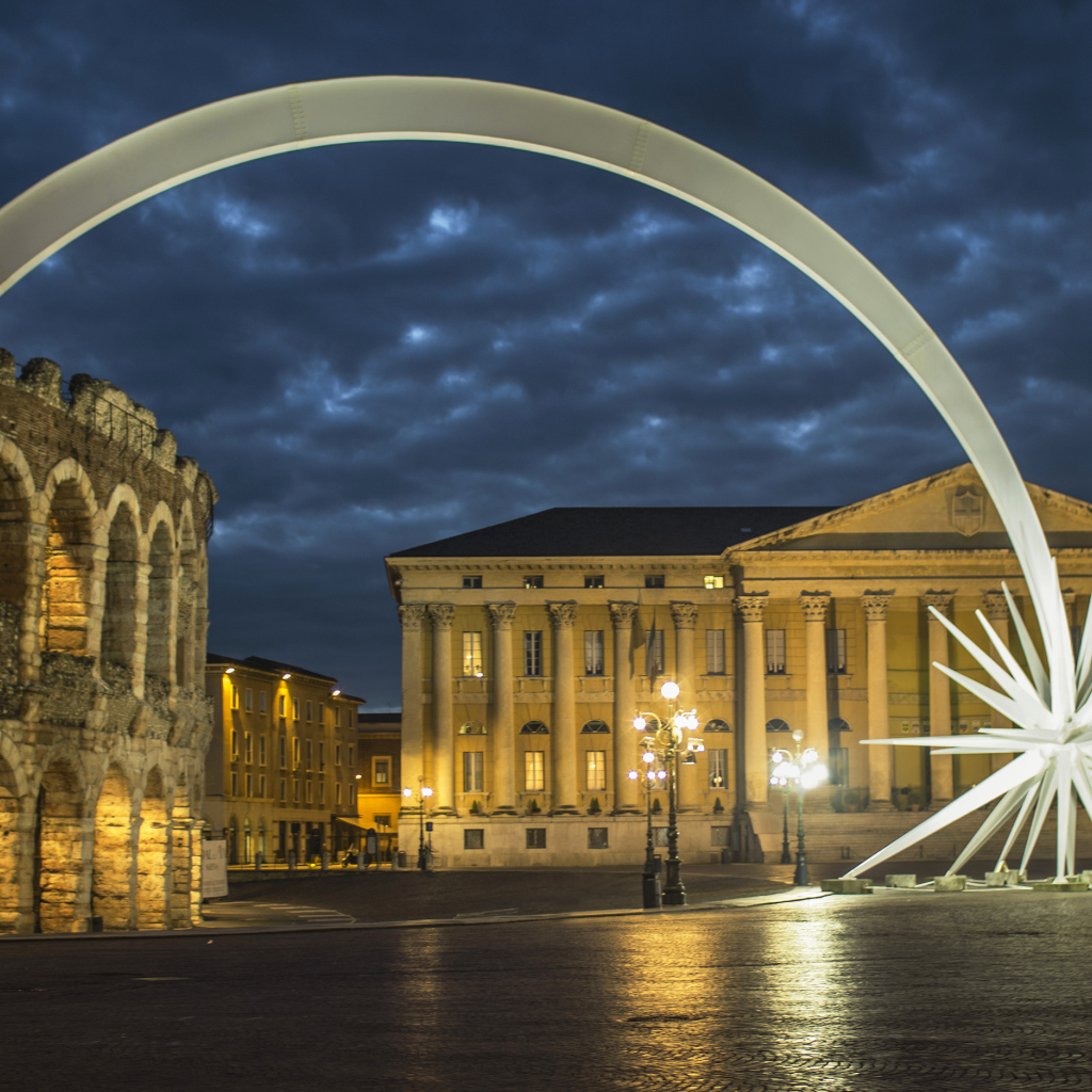 Ночная улица в Вероне, Италия