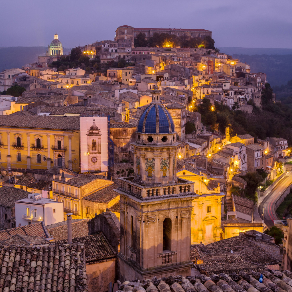 Панорама ночного города,  Сицилия,  Италия 