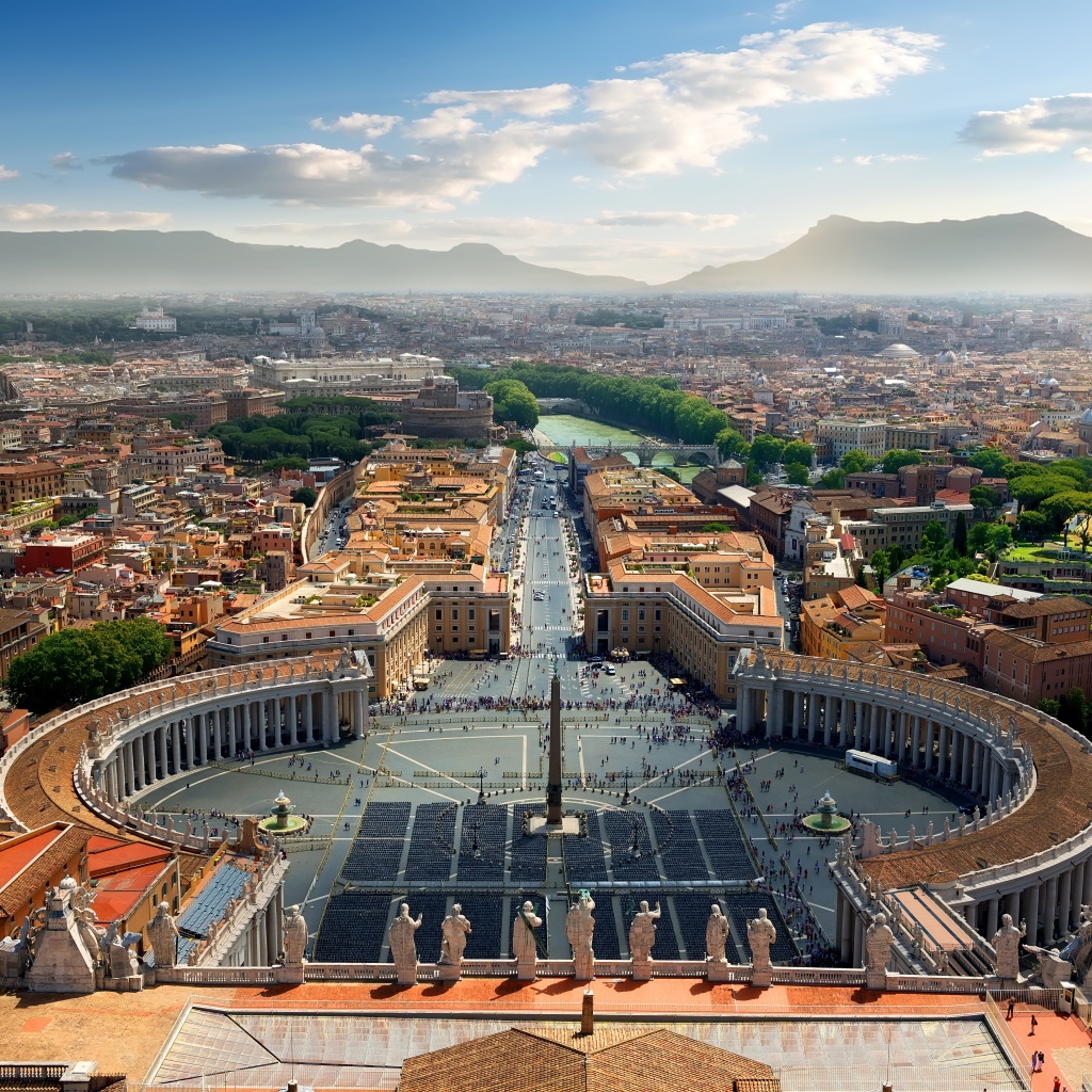 Вид сверху на городскую площадь Ватикана, Италия