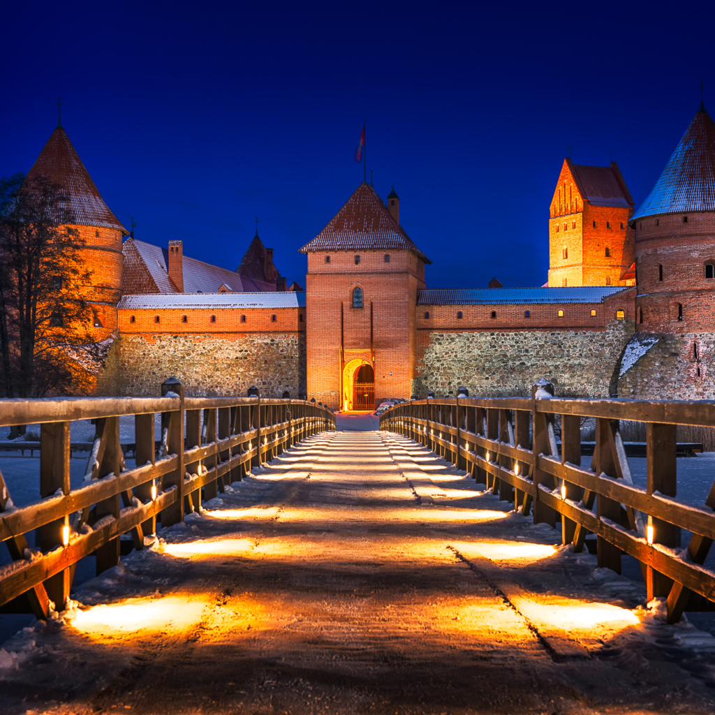 Мост при свете ночных фонарей к Тракайскому замку, Литва