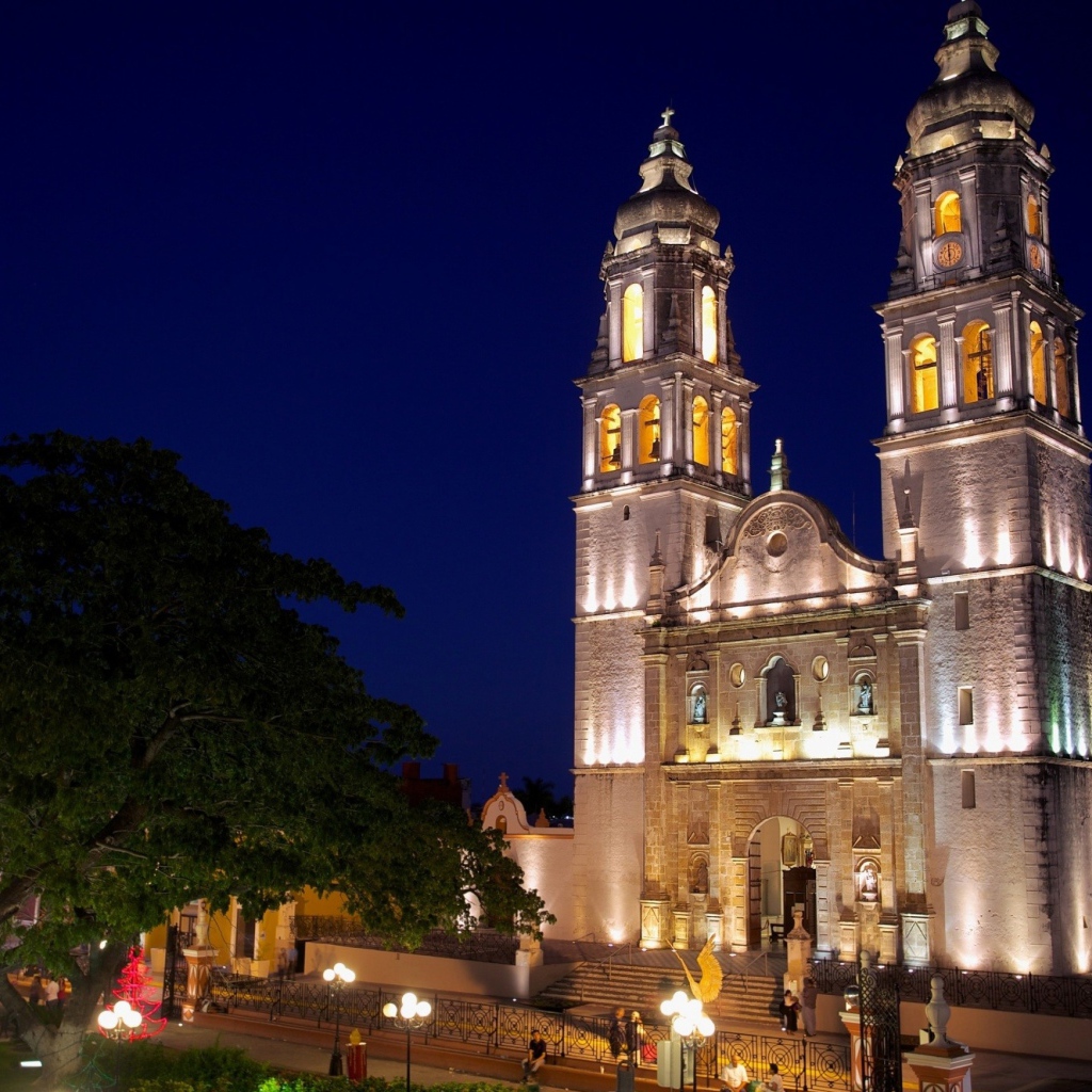Церковь ночью в Сан-Франциско-де-Кампече, Мексика 