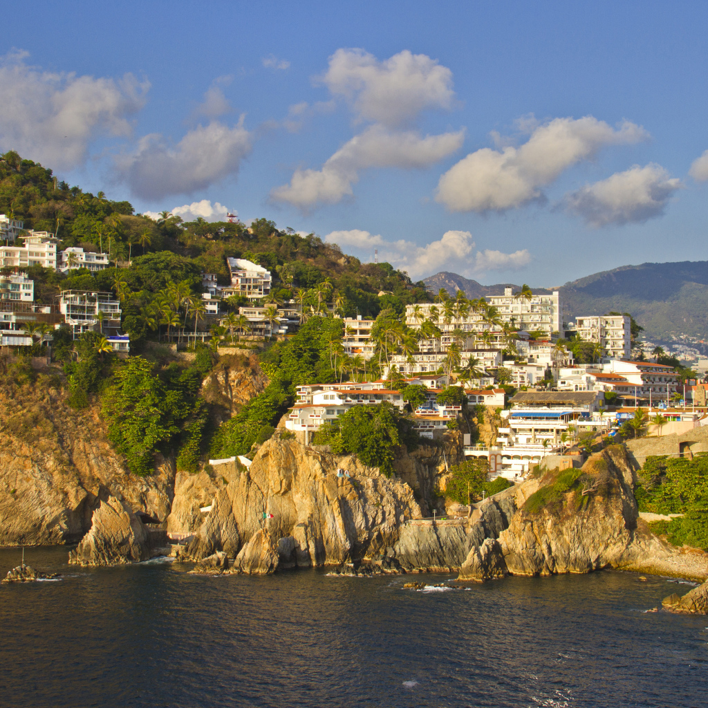 Дома на скале у побережья,  город Акапулько Мексика