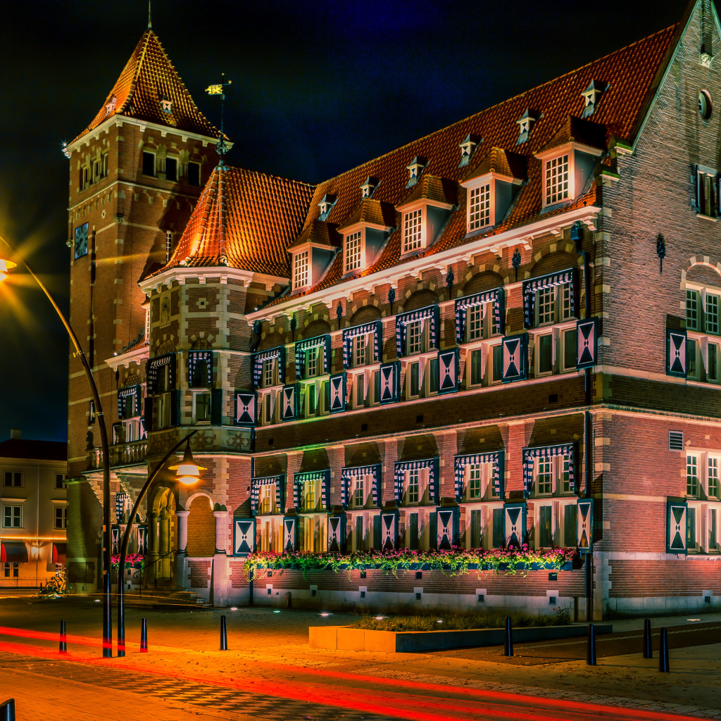 Красивый дом на вечерней улице, Нидерланды 