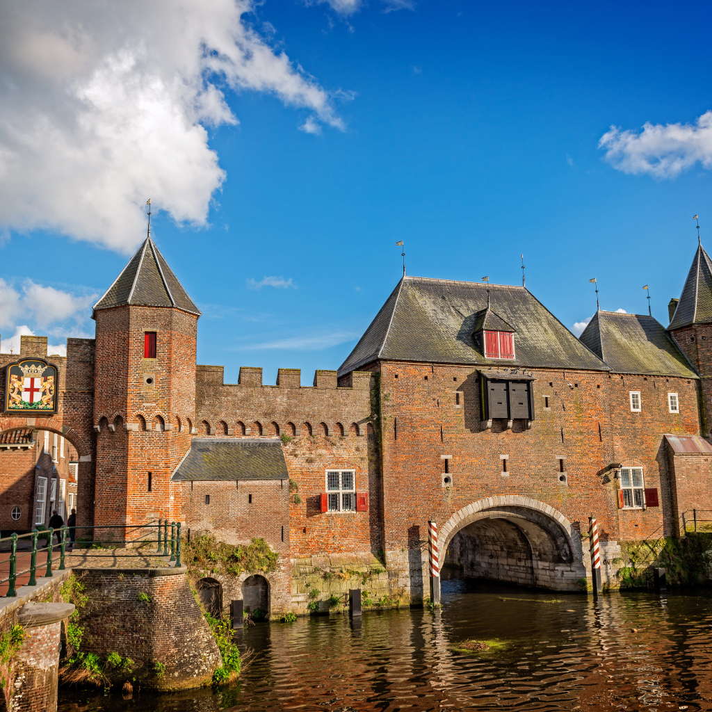 Каменные стены города Амерсфорт у воды, Нидерланды