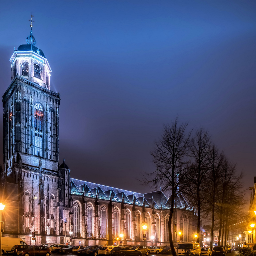 Храм в свете фонарей на ночной улице в городе Девентер, Нидерланды