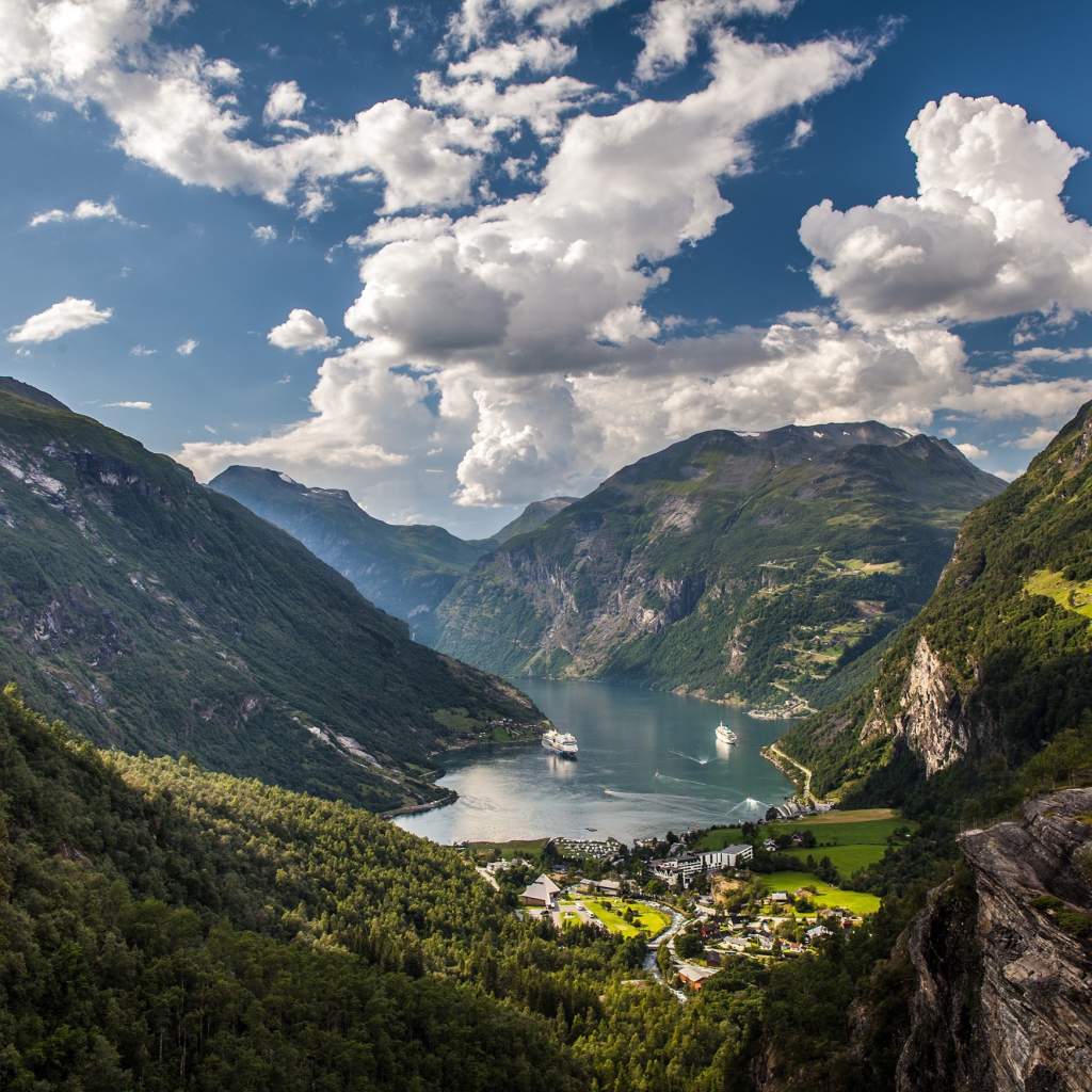 Красивое небо над  город в Гейрангер-фьорд, Норвегия 