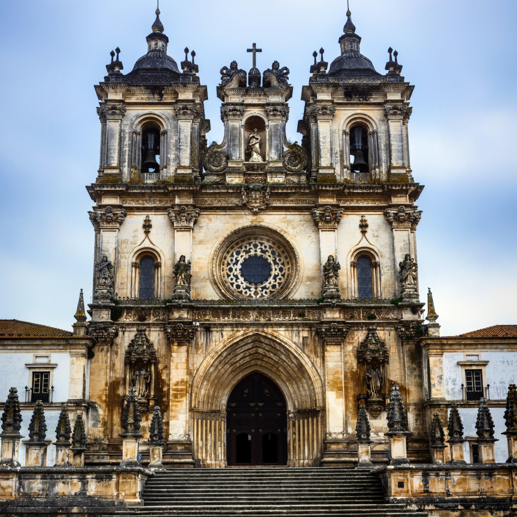 Старинное здание монастыря Алкобаса, Португалия 