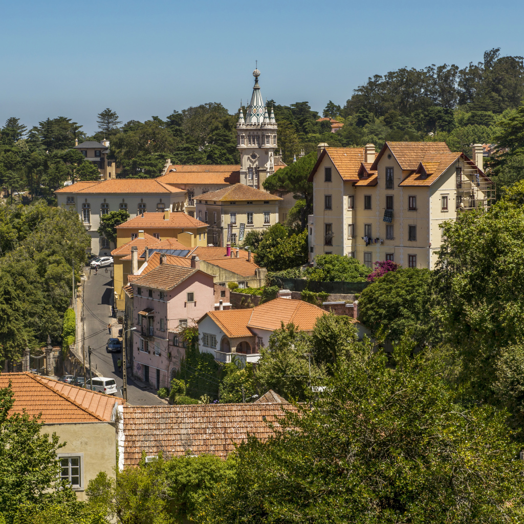 Вид на красивые дома в городе Синтра, Португалия
