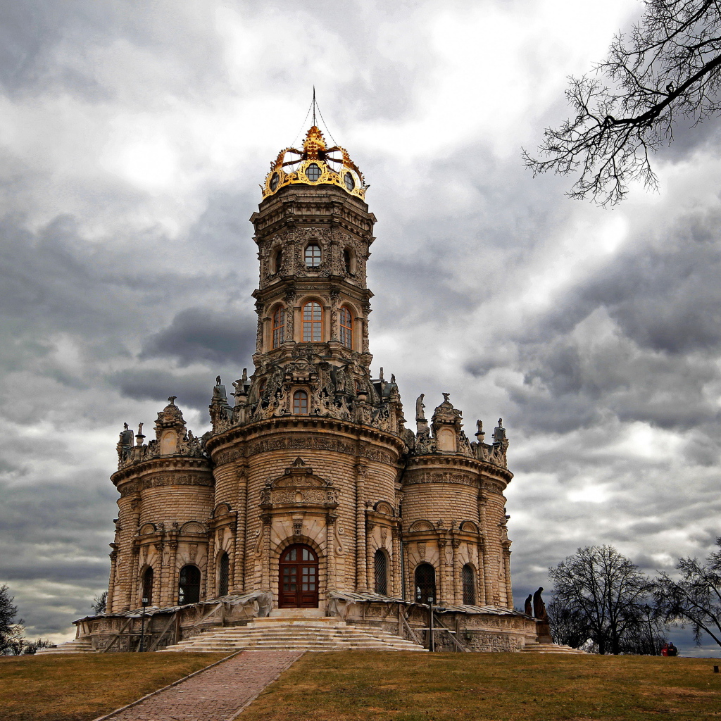 Красивая Знаменская церковь, Дубровицы. Россия 
