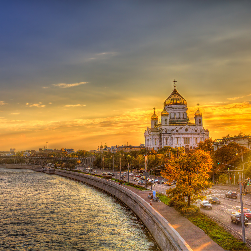 Храм Христа Спасителя на фоне заката, Москва. Россия 