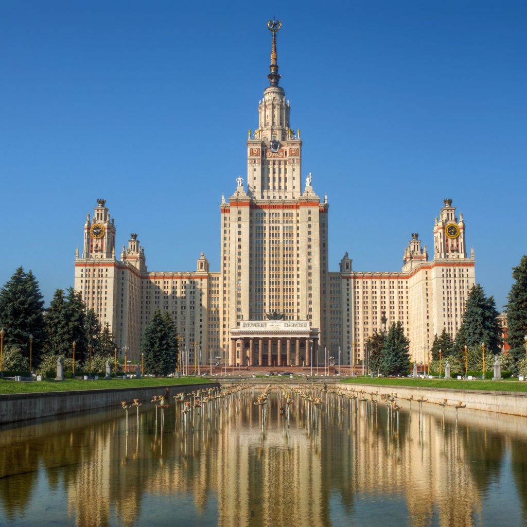 Фонтан у здания московского государственного университета, Россия