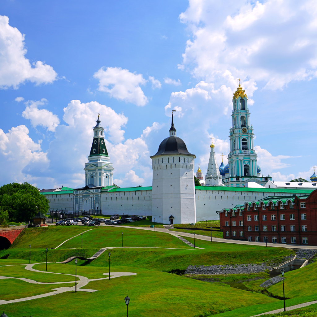 Зеленый газон у Троице-Сергиевой лавры летом, Россия 