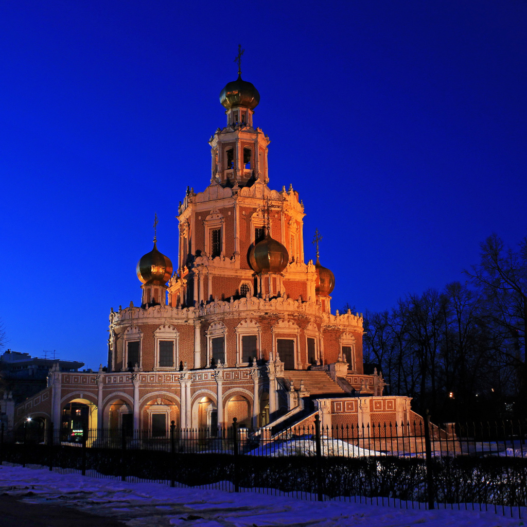 Храм Покрова Богоматери в Филях вечером, Москва. Россия 