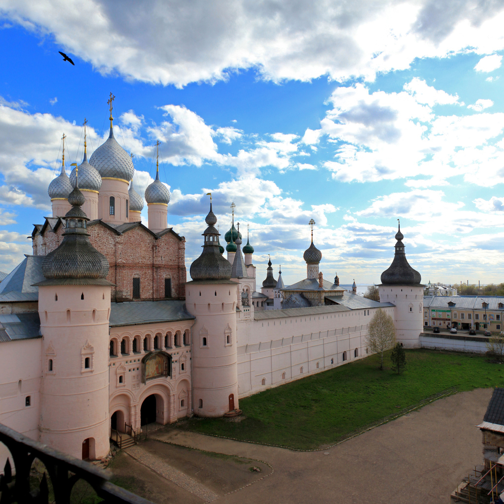Вид на ростовский кремль под красивым небом, Россия